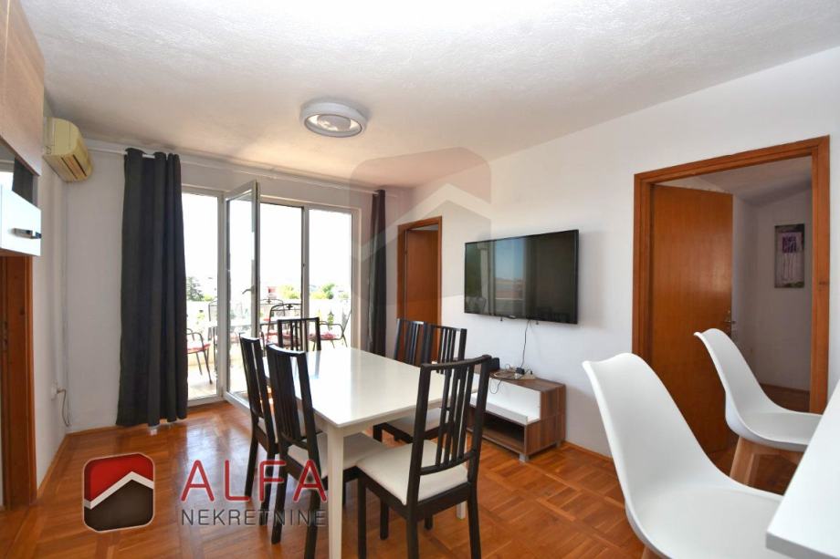 Apartman: Vodice centar, prodaje se trosoban namješten stan, drugi kat