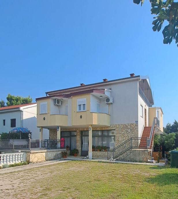 Apartmanska kuća u Selinama, odlična lokacija, uhodan posao (prodaja)