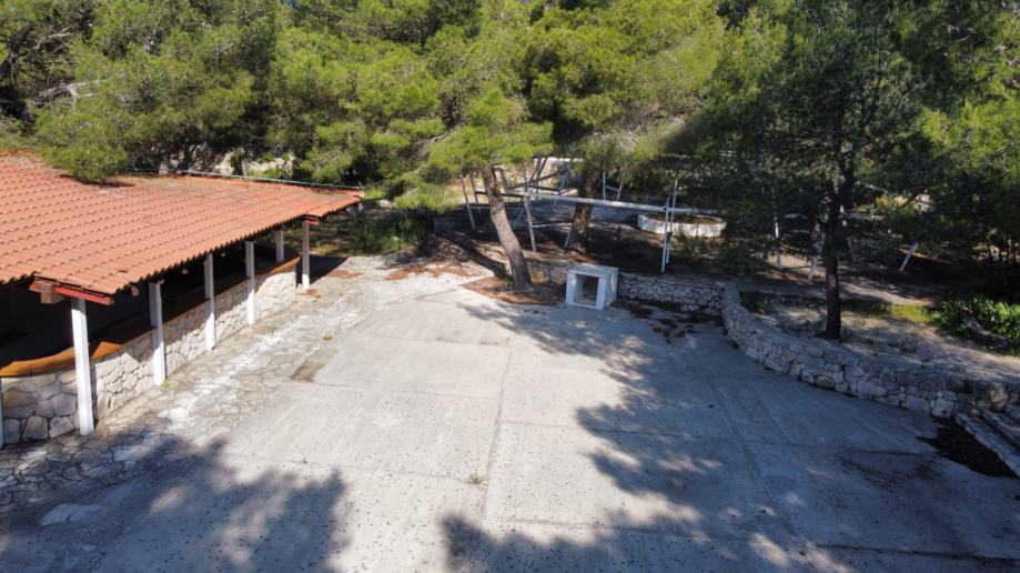 Atraktivan noćni klub uz plažu na terenu od 5038 m2, Pirovac (prodaja)