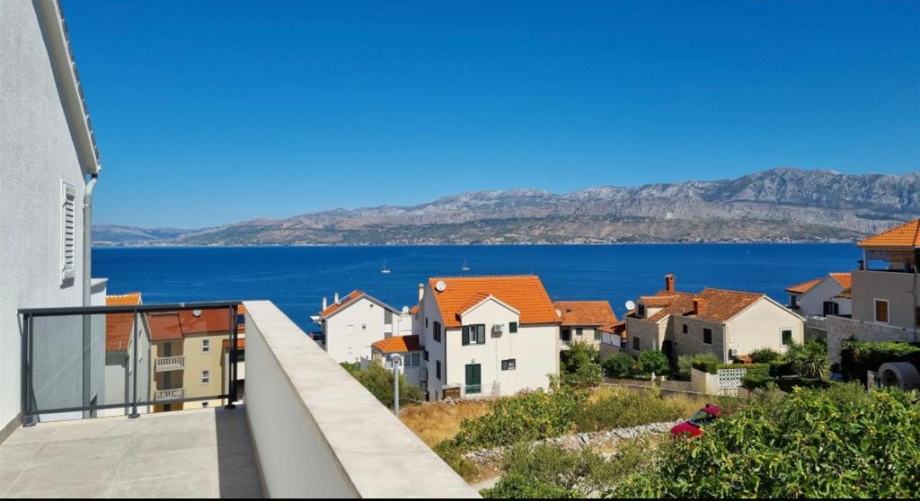 ATRAKTIVNA PONUDA, APARTMAN S GALERIJOM I POGLEDOM - POSTIRA, BRAČ (prodaja)