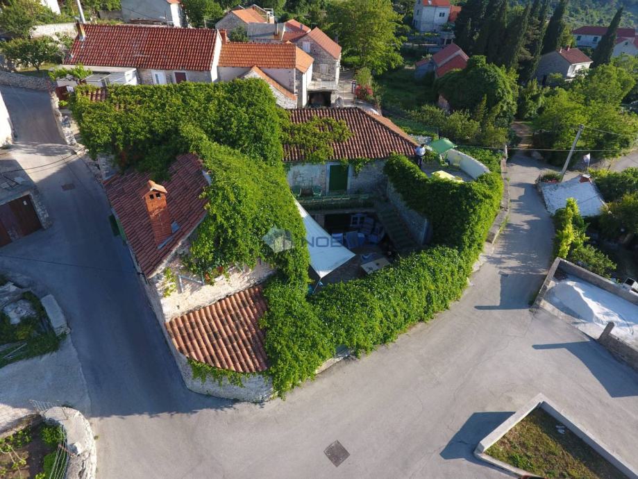 Brač, Nerežišća, kamena kuća 500 m2 (prodaja)