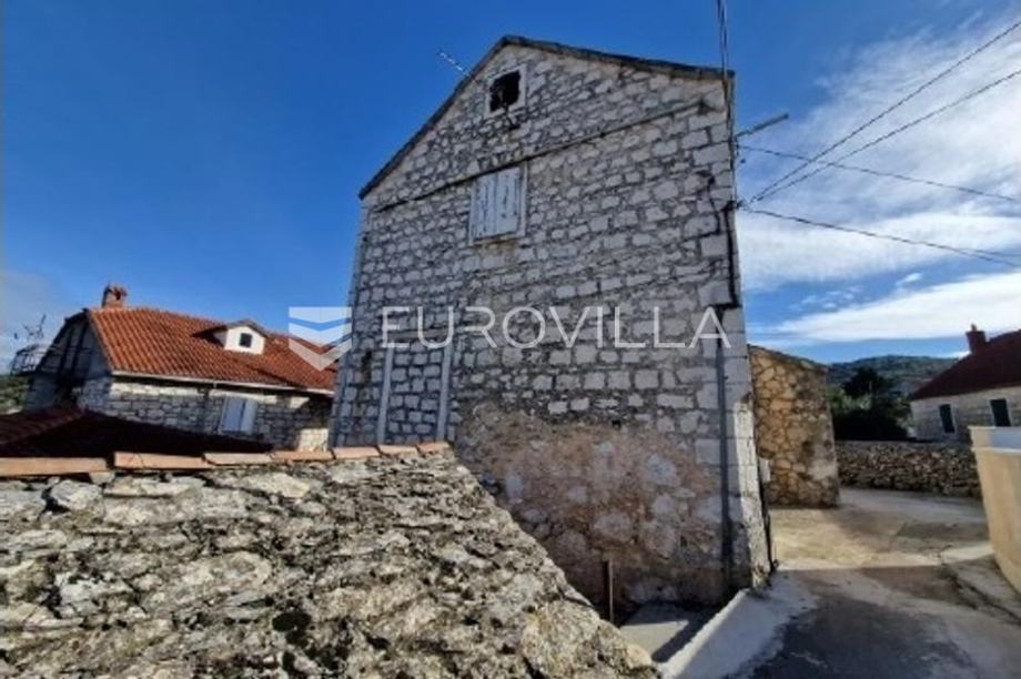 Brač, Nerežišća, Dračevica, kamena kuća na tri etaže (prodaja)