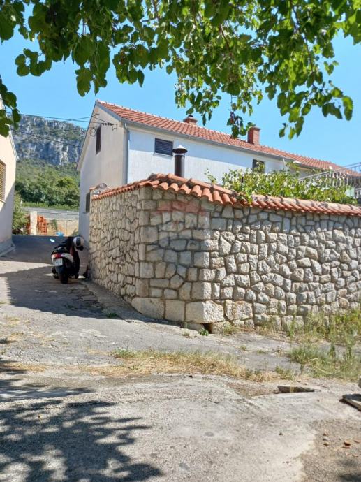 Bribir, N.Vinodolski, Renovirana kuća s dvorištem 300 m od centra (prodaja)