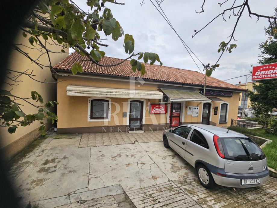 Centar Matulja, Kuća sa poslovnim prostorima 300 m2 (prodaja)