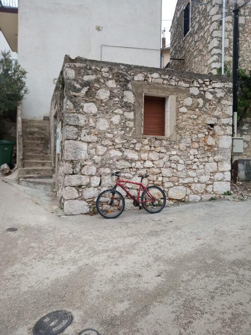 Centar mjesta ,kamena kuća za renoviranje (prodaja)