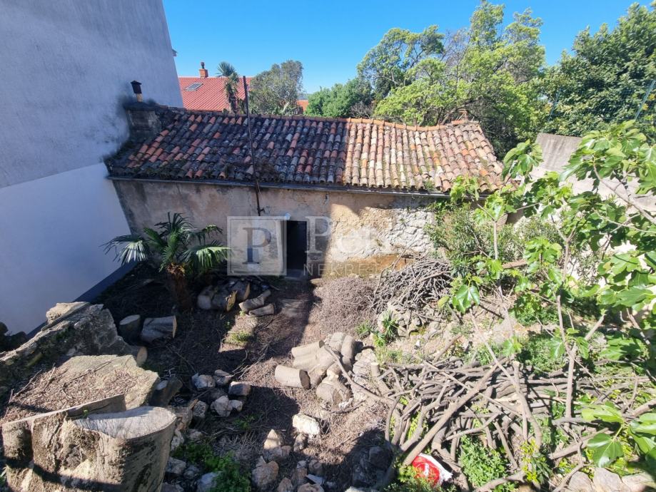 Crikvenica, kamena kuća i garaža na top lokaciji (prodaja)