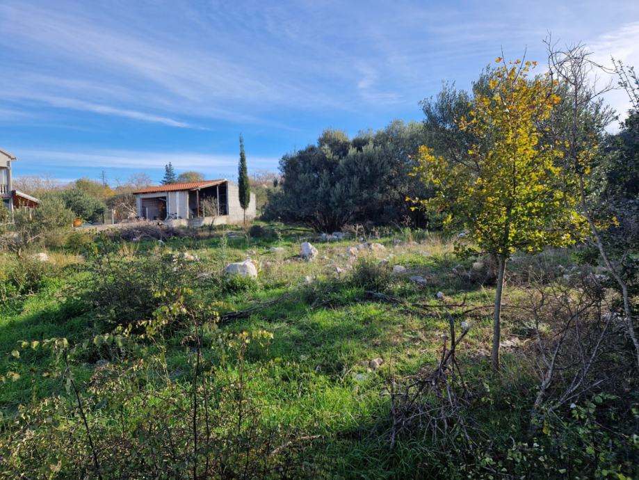 DEBELJAK : Građevinsko zemljište idealno za kuću s bazenom, 572 m2