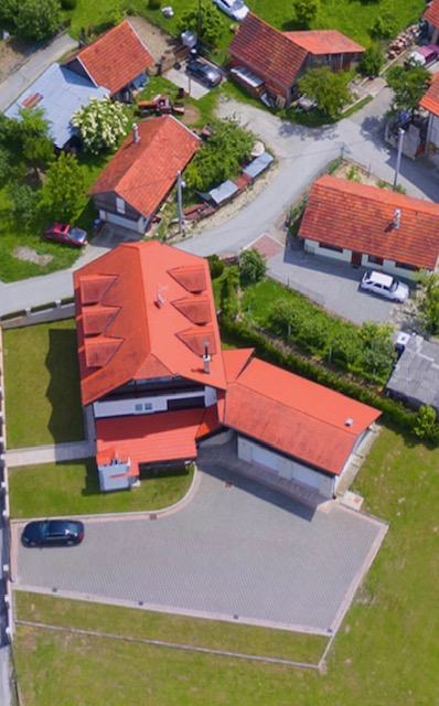 Donja Stubica - Pustodol, imanje na 12.000m2, kuća 500m2, 2x garaža (prodaja)