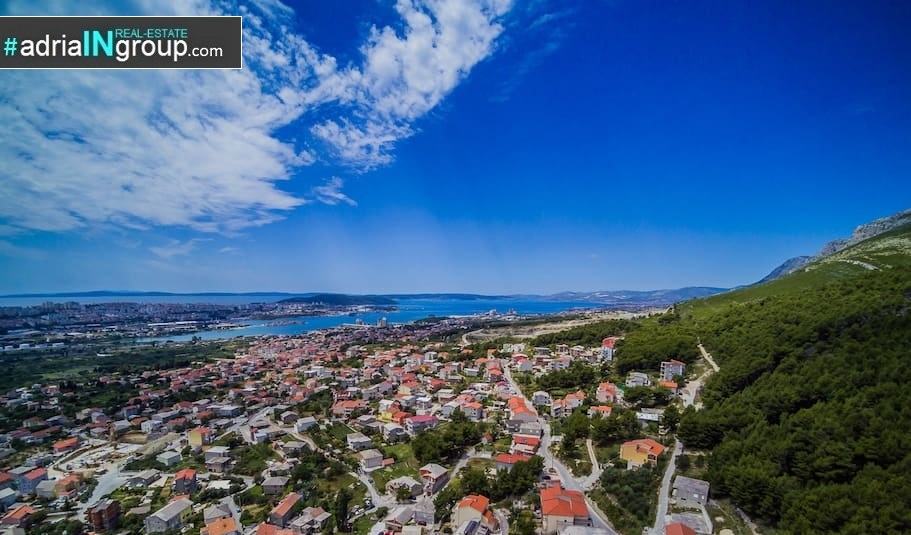 DVIJE KUĆE SA BAZENOM / panoramski pogled na Split -čitaj tekst (prodaja)