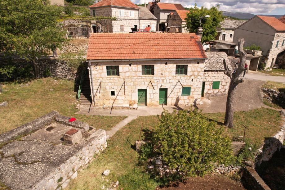 Dvije kuće: Lokvičići, 190.00 m2 + 1990m okućnice prodaja! (prodaja)