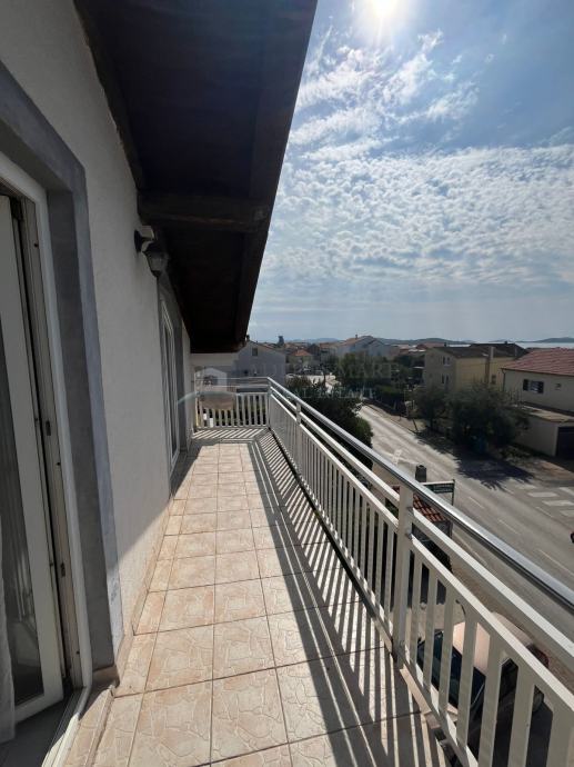 Etaža kuće - u naravi 4 apartmana, Vodice (prodaja)