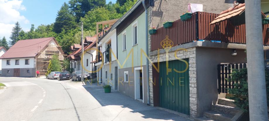 Fužine, dvojna kuća s pogledom na jezero (prodaja)