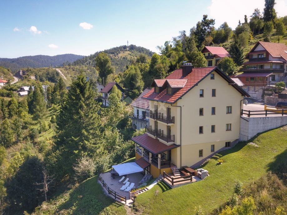 FUŽINE - Poslovno/stambena zgrada pored jezera sa 7 stanova, sauna, ja (iznajmljivanje)