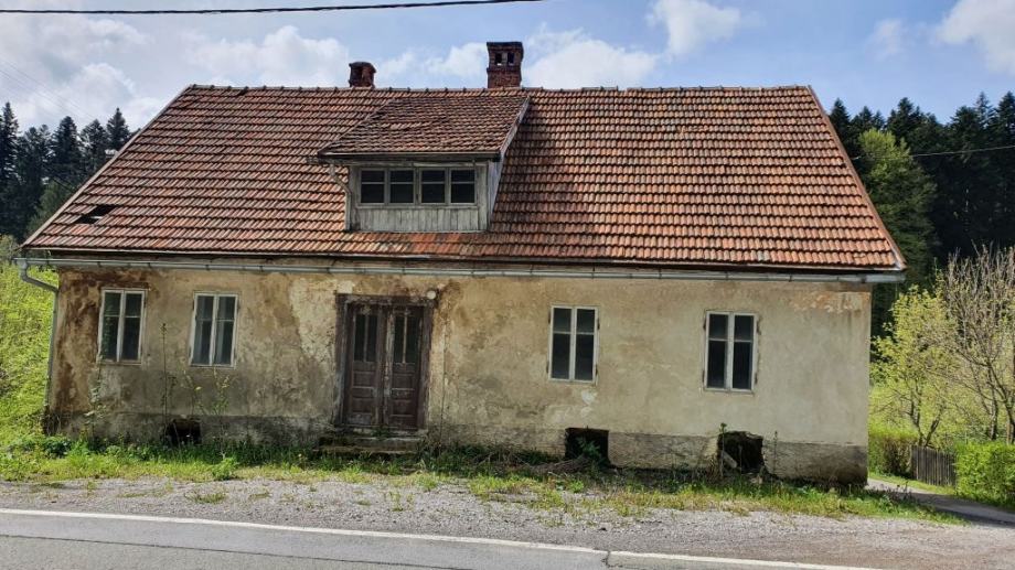 Gorski kotar, starija kuća sa okućnicom do potoka (prodaja)