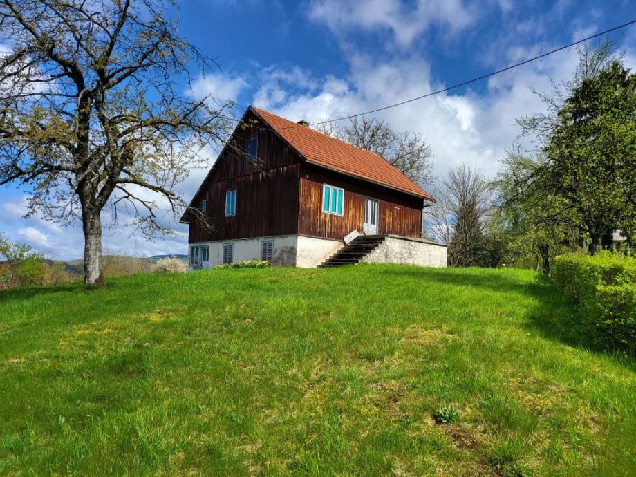 Gorski kotar, Vrbovsko, starija kuća sa velikom okućnicom (prodaja)