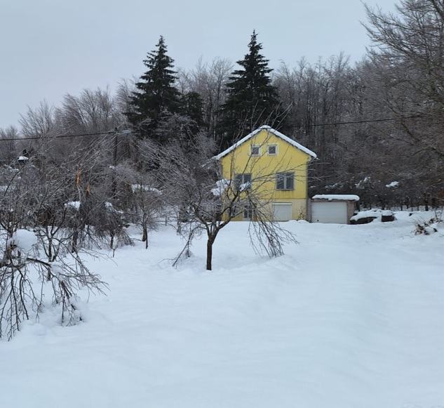 Gračac, Štikada - uređena kuća s dva stana okružena šumom, 138 m2 (prodaja)