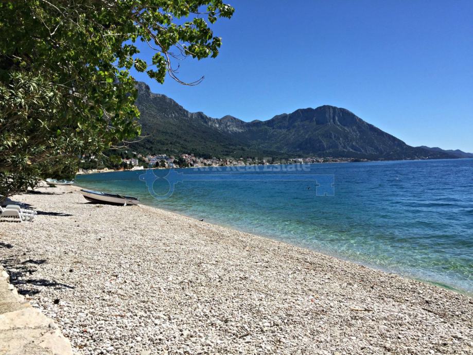 GRADAC - KUĆA NA STIJENI IZNAD PLAŽE U BOROVOJ ŠUMI, PRVI RED DO MORA (prodaja)