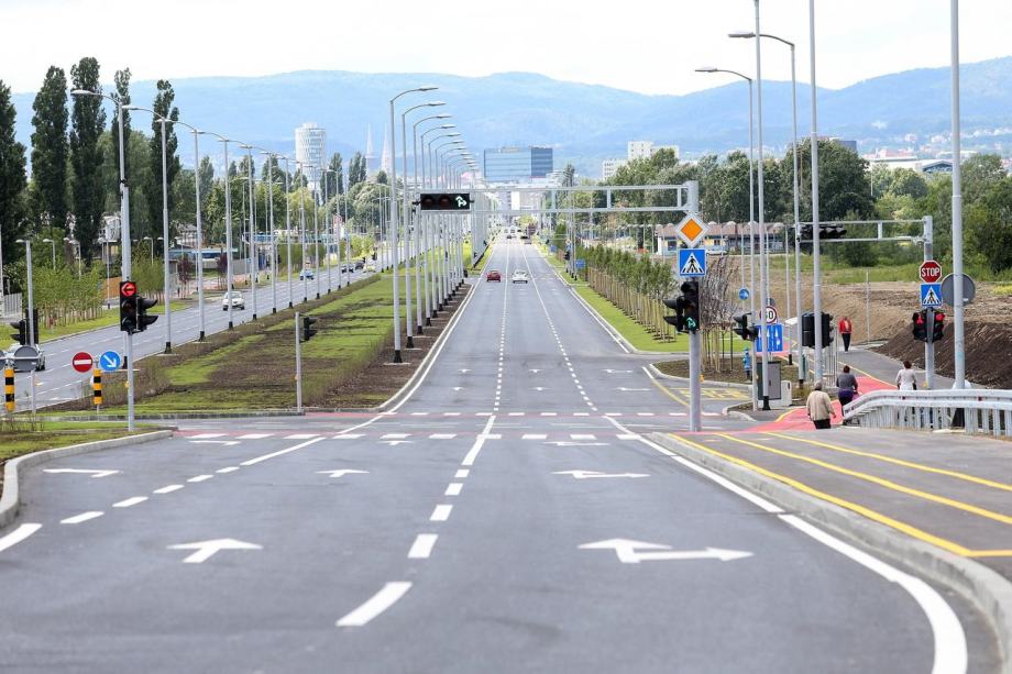 GRAĐEVINSKO ZEMLJIŠTE 10.000M2 SA OBJEKTIMA 2.500 M2  RADNIČKA CESTA