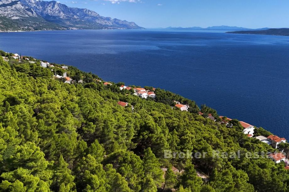 ***Omiš - Zemljište sa pogledom na more i građevinskom dozvolom***