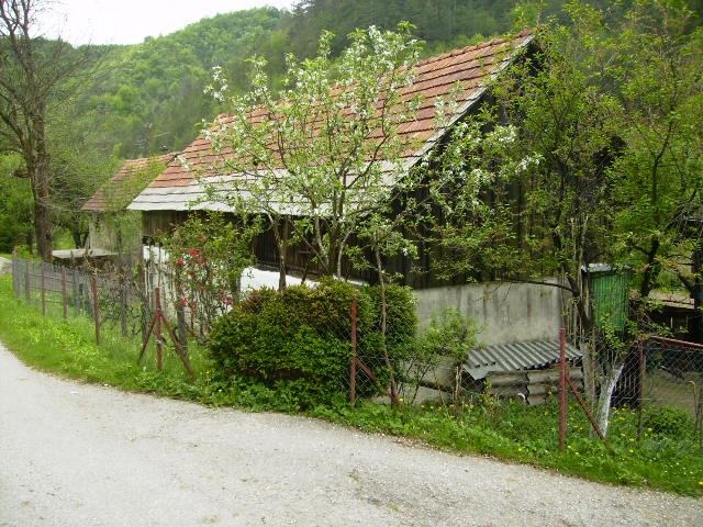 Građevinsko zemljište: Žumberak, 657 m2 s objektom