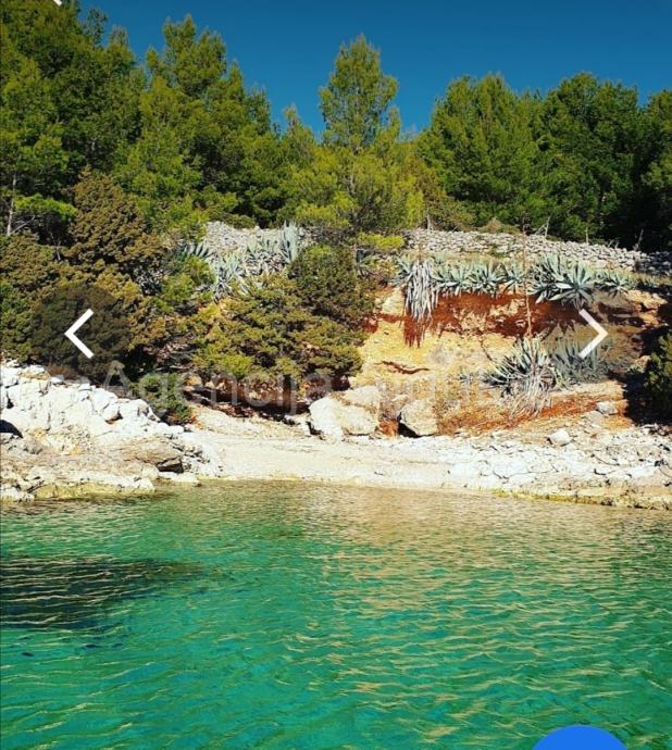 Hvar Jelsa T2 građevinsko zemljište 9243 m2 prvi red do mora!