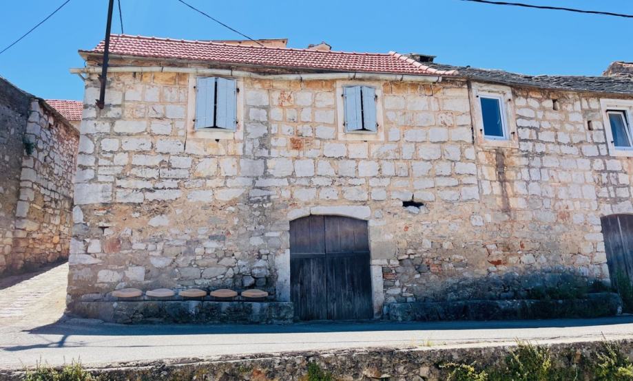 Hvar, Vrbanj - kamena kuća s terasom i starom gustirnom (prodaja)