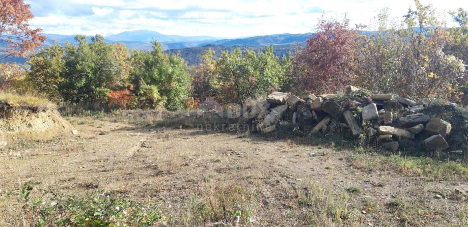 ISTRA, BUZET - Atraktivno zemljište koje nudi više mogućnosti