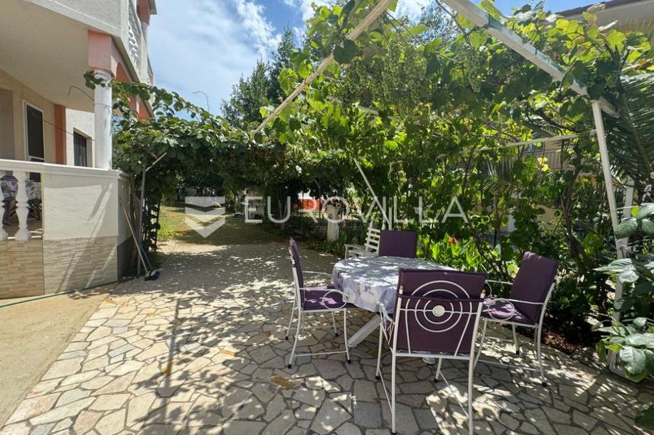 Istra, Fažana, apartmanska kuća s 4 stambene jedinice (prodaja)