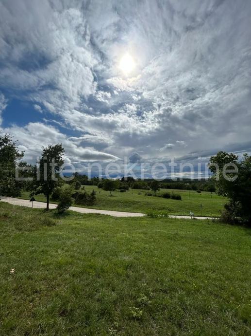 Istra, Grožnjan - prodaja građevinskog zemljišta od 1579m2!