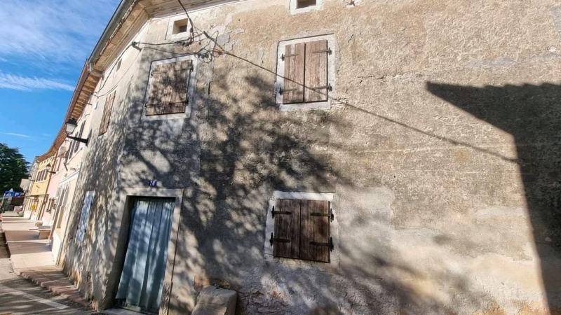 Istra, kamena kuća na dvije etaže 2.5 km do plaže (prodaja)
