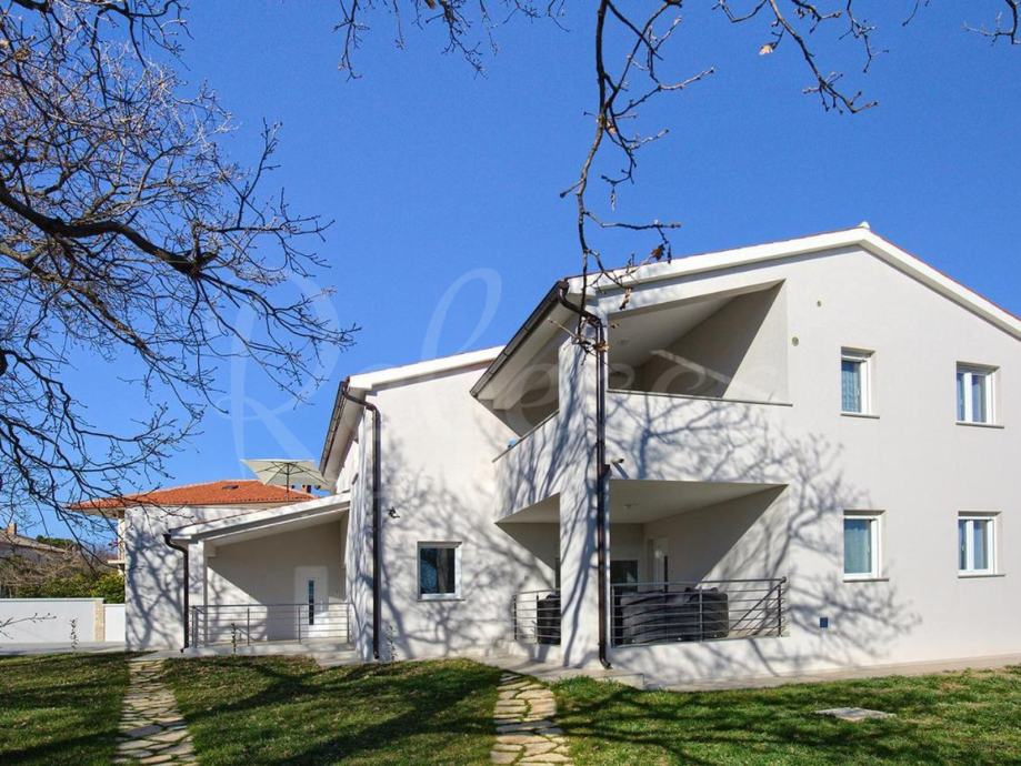 ISTRA, LIŽNJAN, samostojeća kuća s tri apartmana i okućnicom (prodaja)