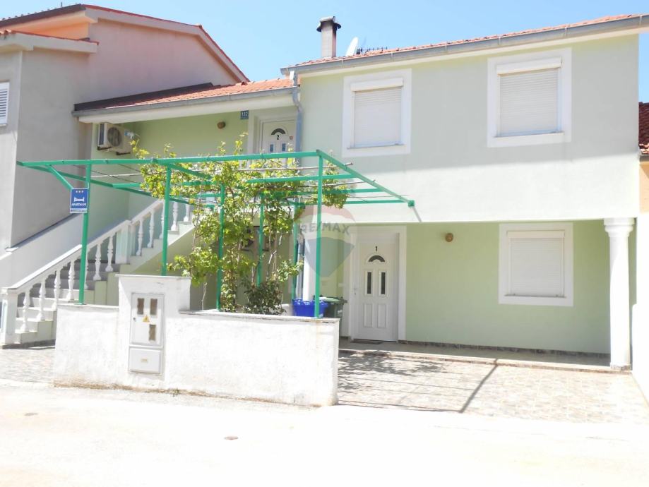 Istra, Medulin,kuća sa 2 stana, manje od 100m do plaže (prodaja)