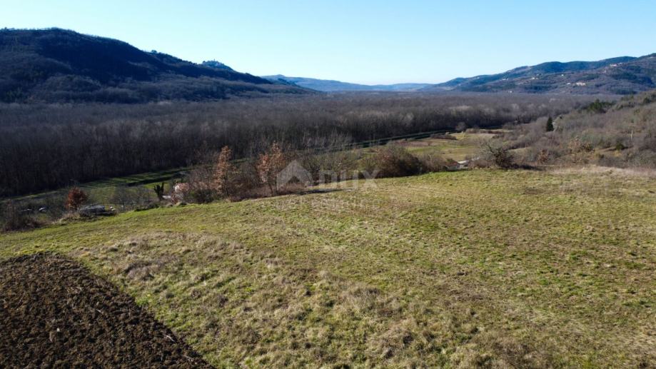 ISTRA, MOTOVUN - Građevinsko zemljište 1970 m2 sa pogledom na Motovun,