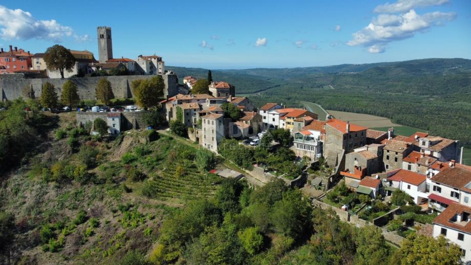 ISTRA, MOTOVUN - Kuća za renovaciju na top lokaciji (prodaja)