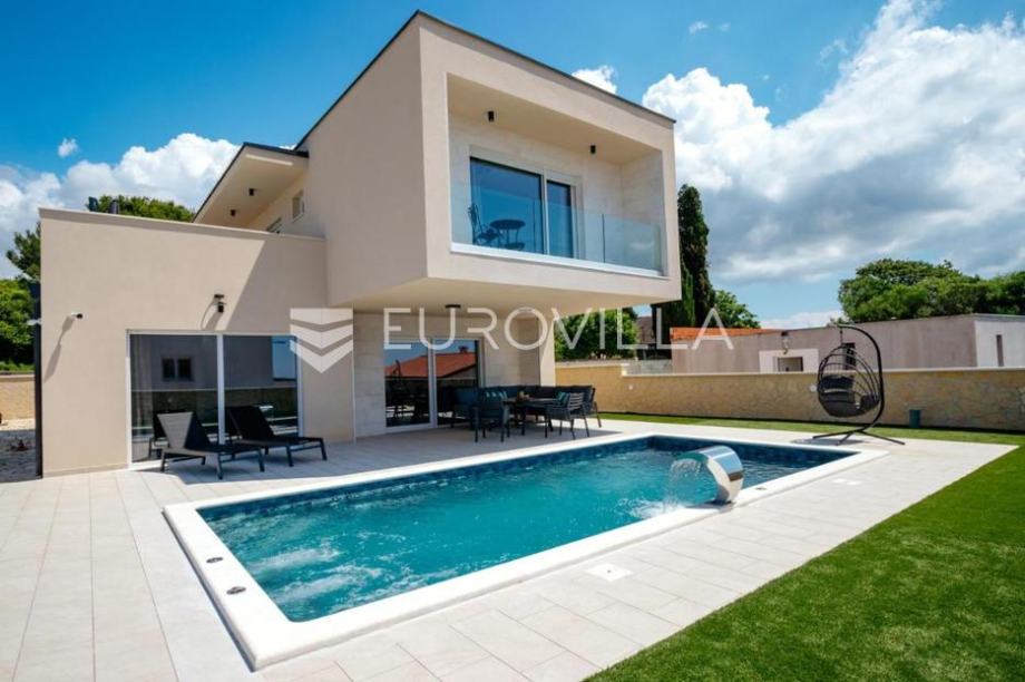 Istra, Pula, predivna villa s bazenom na mirnoj lokaciji (prodaja)