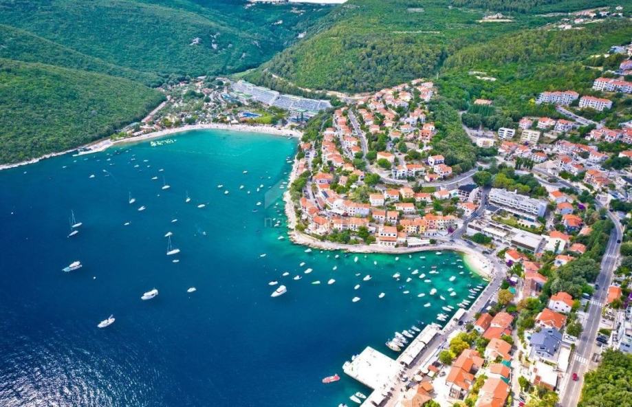 ISTRA, RABAC - Poslovni prostor na frekventnoj lokaciji uz more (prodaja)