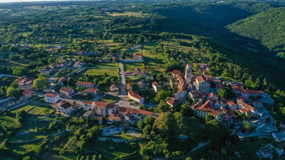 Istra, Tinjan - Građevinsko zemljište u samom srcu naselja sa pravomoć