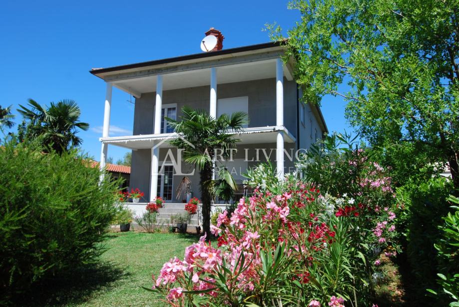 Istra, Umag, okolica - lijepa prostrana kuća na izuzetno mirnoj lokaci (prodaja)