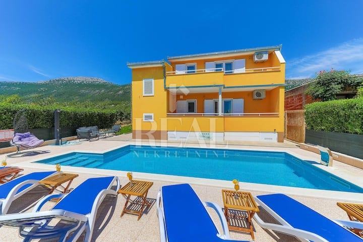 Izvrsna prilika, atraktivna kuća sa bazenom u Kaštel Lukšiću!!! (prodaja)