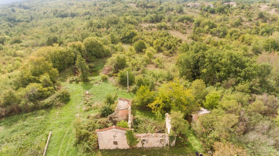 Kamene kuće za renoviranje na prostranom zemljištu (prodaja)