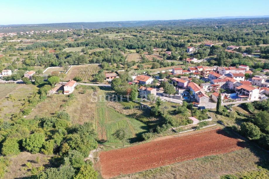 KANFANAR, starina na zemljištu od 6166 m2 (prodaja)