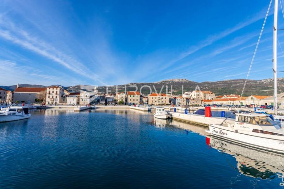 Kaštel Novi, poslovni prostor na atraktivnoj lokaciji uz more (prodaja)