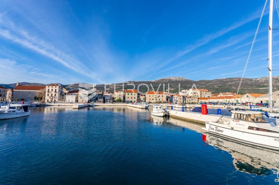 Kaštela, dvosoban stan 54m2 s terasom i natkrivenim parkingom (prodaja)