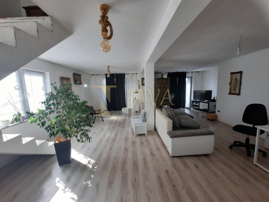 KRK, KUĆA 300 M OD MORA S 2 STANA I 2 APARTMANA (prodaja)