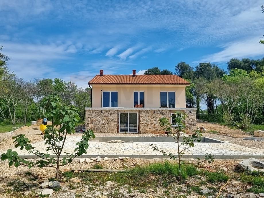 Krk, okolica, samostojeća kuća u izgradnji s bazenom i velikom okućnic (prodaja)