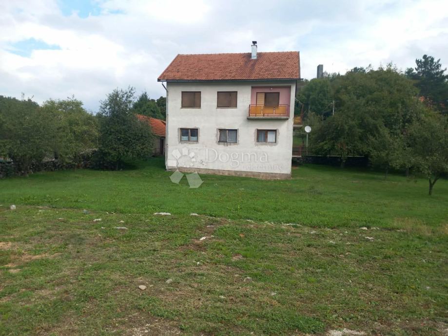 Kuća sa 2 stana Gračac (prodaja)