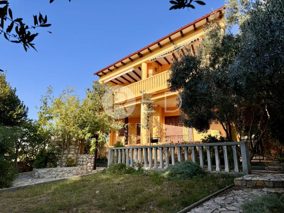 KUĆA 4 APARTMANA KOLAN-OTOK PAG (prodaja)