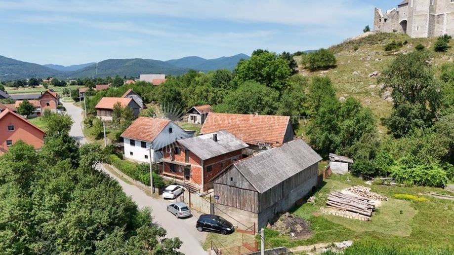 Kuća Brinje s pogledom na dvorac (prodaja)