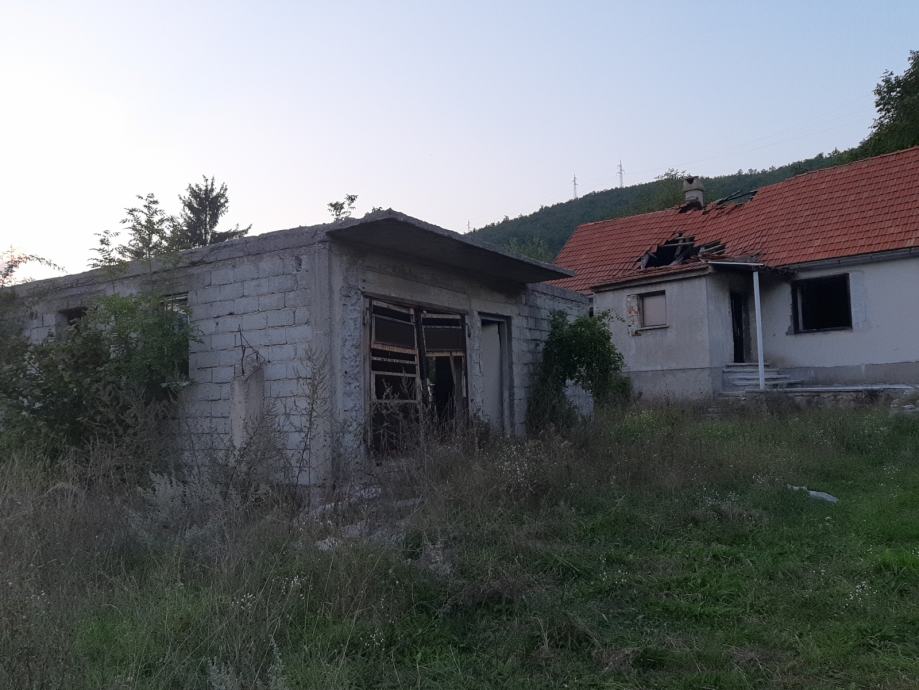 Kuća: Gračac, prizemnica-oštećena (prodaja)