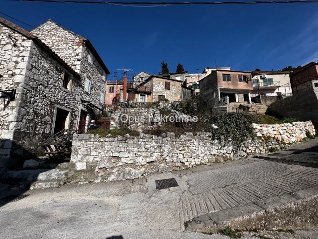 Kuća za renovaciju u Metkoviću sa pomoćnim objektom, 90.00 m2 (prodaja)